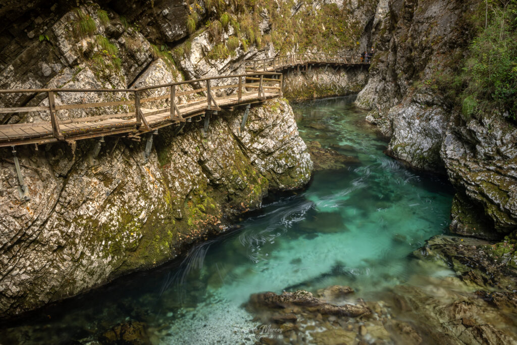 Pasarelas de madera sobre río turquesa en garganta rocosa de Vintgar, Eslovenia