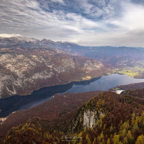 Lagos alpinos rodeados de montañas rocosas y bosques de coníferas en otoño, vista aérea desde altura