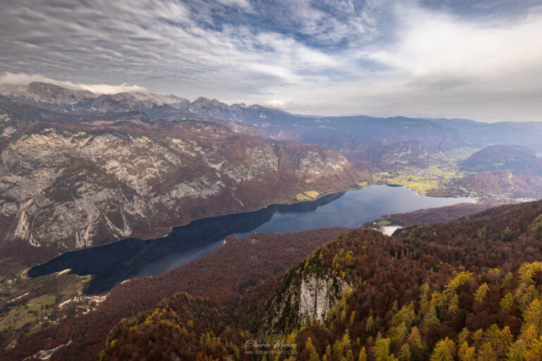 Lagos alpinos rodeados de montañas rocosas y bosques de coníferas en otoño, vista aérea desde altura