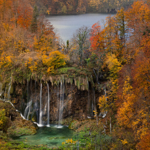 Cascadas de Plitvice rodeadas de bosque otoñal con lagos de fondo en Eslovenia