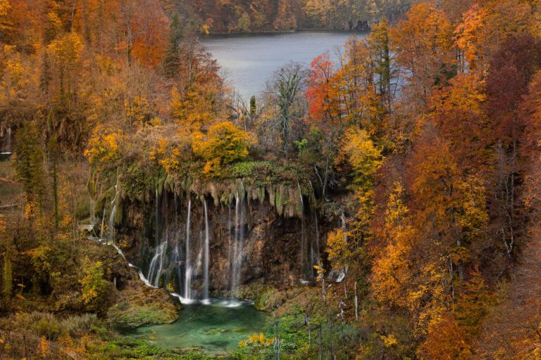 Cascadas de Plitvice rodeadas de bosque otoñal con lagos de fondo en Eslovenia