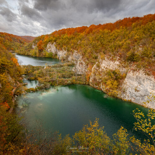 Lagos escalonados de Plitvice rodeados de bosque otoñal, acantilados de piedra caliza y aguas turquesas