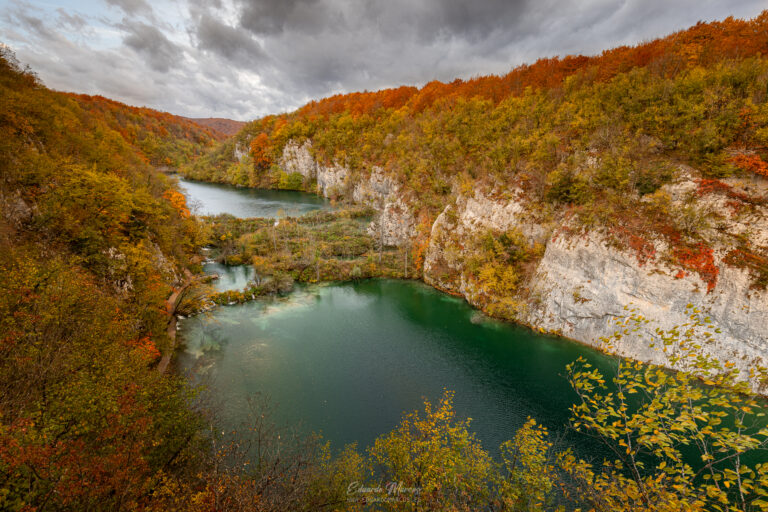 Lagos escalonados de Plitvice rodeados de bosque otoñal, acantilados de piedra caliza y aguas turquesas