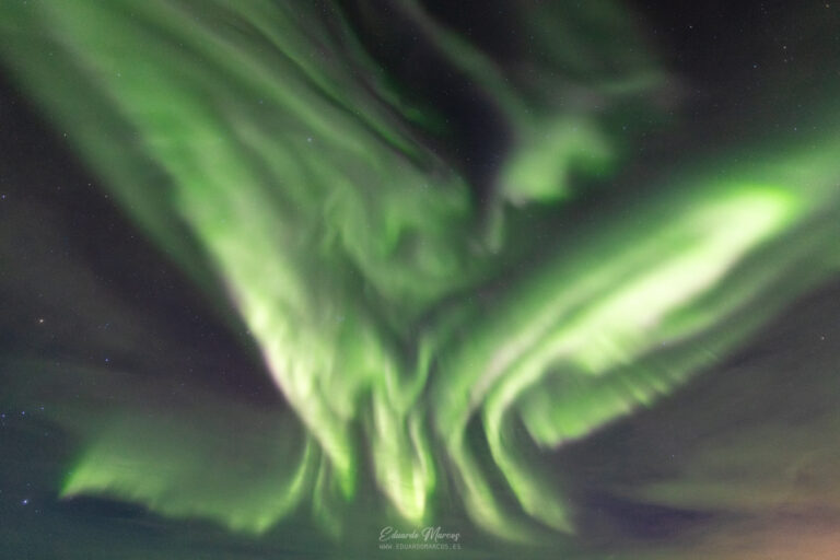Aurora boreal verde intenso ondulante en el cielo nocturno estrellado de Abisko