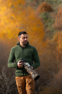Pablo Arrechea, fotógrafo de fauna, con su cámara en un paisaje otoñal